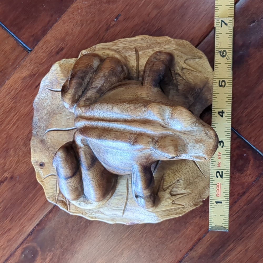 Hand Carved solid wood frog on a lily pad - Picture 8 of 10